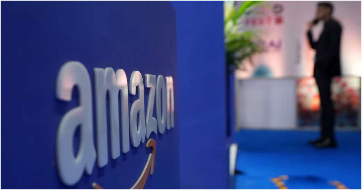 ভারতের মুম্বাইয়ে ২০২৫ সালের ২৭ ফেব্রুয়ারি বার্ষিক রিটেইল লিডারশিপ সামিটে অ্যামাজনের লোগোর পাশে এক দর্শনার্থী। ছবি: রয়টার্স